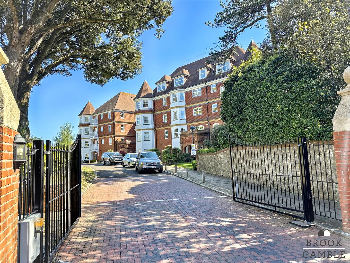 2 Bedroom Flat/Apartment. St. Annes Road in Eastbourne,  2